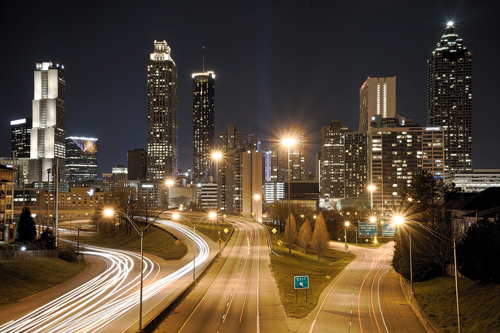 高角度的灯光小径在城市的建筑物中，在晚上.jpg